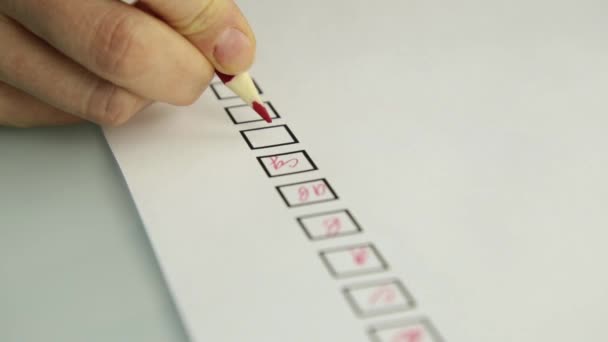 Main close-up de l'étudiant remplissant les feuilles de réponse avec crayon rouge — Video