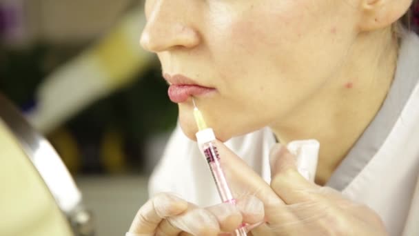Lip injectie plastische chirurgie. Schoonheidsspecialiste doen zichzelf lip vergroting — Stockvideo