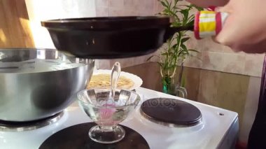 Fry krep bir tavada oh ev bir mutfak. yerli rutin