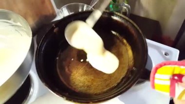 Fry krep bir tavada oh ev bir mutfak. yerli rutin