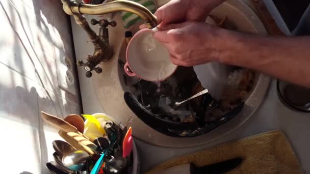 Γκρο πλαν επανδρώνει πλένει τα χέρια μια πιάτα, jet νερό ξεπλένει τις πλάκες από αφρό και απορρυπαντικά — Αρχείο Βίντεο