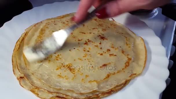 Apilamiento de panqueques fritos apetitosos con mantequilla — Vídeo de stock