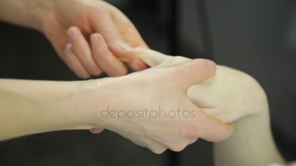 Masseur fait un massage des mains au client — Video
