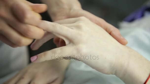 Masseur makes a hand massage to client — Stock Video