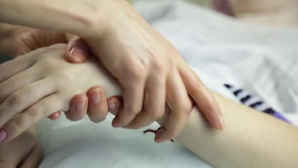 Masajista hace un masaje de manos al cliente — Vídeos de Stock