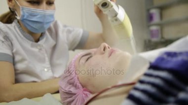 güzel kadın yüzü kapalı gözler güzellik spa Buhar terapisi ile temizleniyor