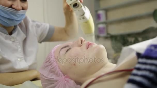 Femei frumoase fata cu ochii închiși fiind curățate cu terapie cu abur în spa de frumusețe — Videoclip de stoc