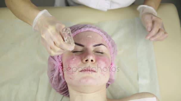 Γυναίκα να πάρει μια αισθητική ιατρική θεραπεία, καθαρισμός δέρμα προσώπου με μάσκα — Αρχείο Βίντεο
