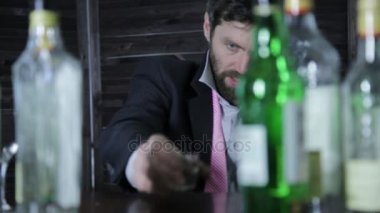 aile trajedisi, alkolizm. çok sarhoş adam içecekler yalnız