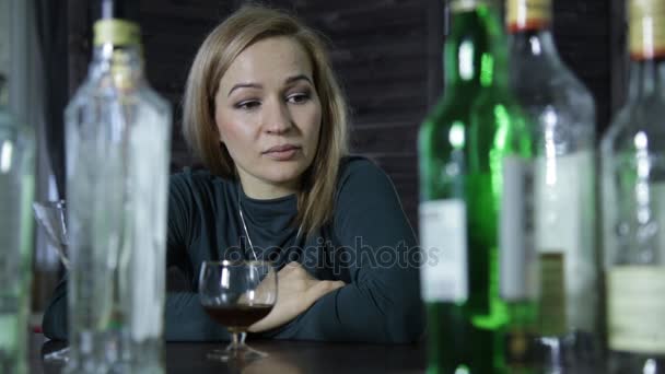 Familjetragedi, alkoholism. Mycket berusad kvinna drycker ensam — Stockvideo