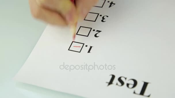 Detail rukou studenta vyplňování odpovědí listy s červenou tužkou — Stock video