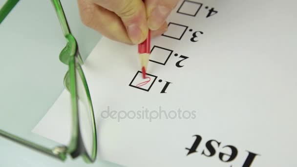 Mão close-up de estudante preenchendo folhas de resposta com lápis vermelho — Vídeo de Stock