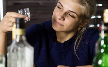 Yalnız hüzünlü kadın bar, çok onun etrafında boş şişe alkol içiyor. sosyal sorun kavramı, kadın alkolizm