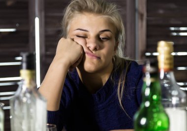 Yalnız hüzünlü kadın bar, çok onun etrafında boş şişe alkol içiyor. sosyal sorun kavramı, kadın alkolizm