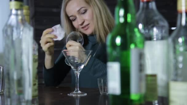 Самотня барменка очищає винний келих в барі, чекаючи клієнтів . — стокове відео