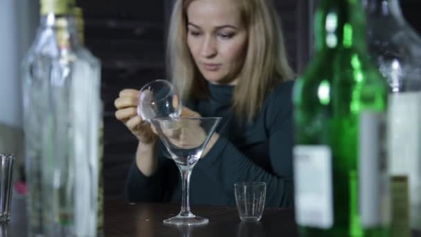 Eenzame barmeisje schoon het wijnglas op bar wachten voor clients. — Stockvideo