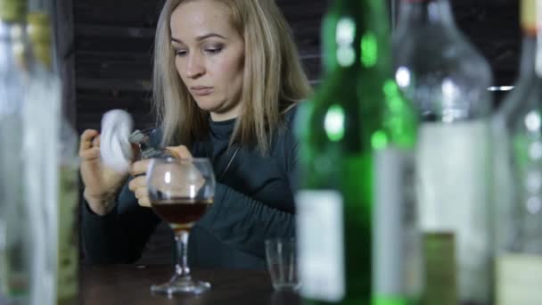 Camarera solitaria limpiar el vino en el bar esperando a los clientes . — Vídeos de Stock