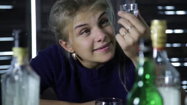 Osamělá mladá žena pije alkohol v baru a rozhovory sama pro sebe — Stock video
