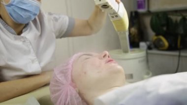 güzel kadın yüzü kapalı gözler güzellik spa Buhar terapisi ile temizleniyor
