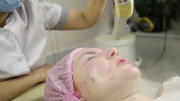 Schoonheidsspecialiste-client met de procedure van het gezicht voor stoomreiniging. Spa, professionele Visagie — Stockvideo