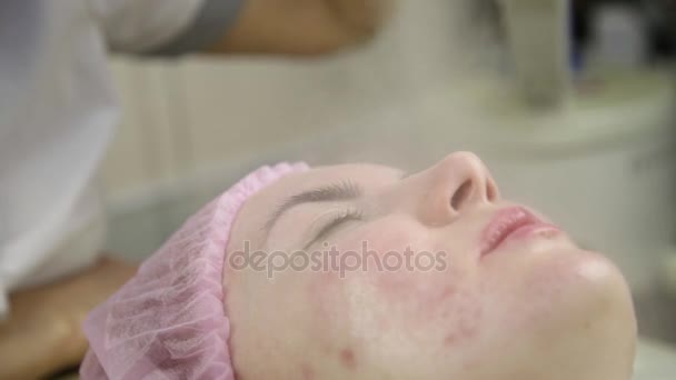 Cliente esteticista tendo o procedimento de limpeza a vapor do rosto. spa, cosmetologia profissional — Vídeo de Stock