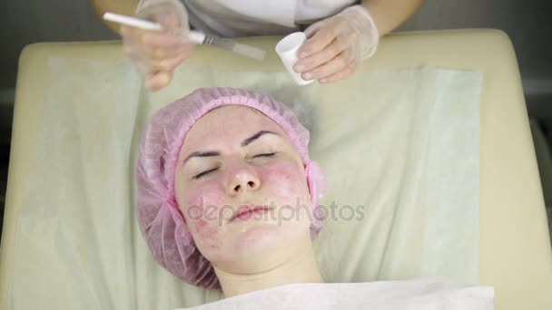 Mujer recibiendo un tratamiento de medicina cosmética, la limpieza de la piel de la cara con máscara — Vídeos de Stock