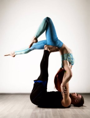 adam ve genç bir kadın yoga assanes güç egzersizleri yapıyor. Acroyoga kavramı