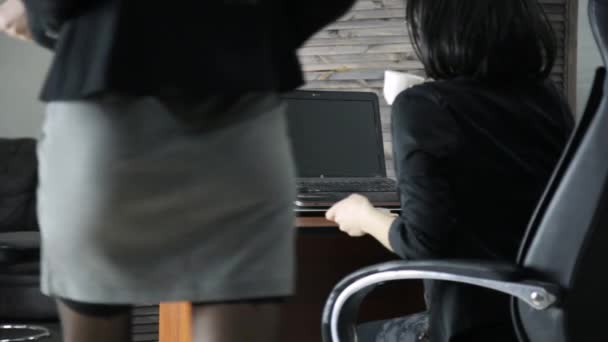 Genç iş kadını seksi Sekreteri için cinsel taciz. Office lezbiyen taciz — Stok video