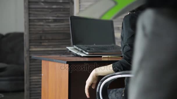 Diretor feminino tocando secretária bunda. Abuso de escritório, assédio e conceito lésbico — Vídeo de Stock