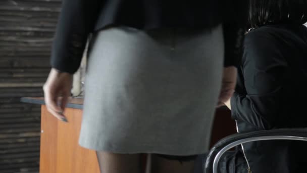 Joven secretaria sexy está acosando sexualmente a su jefe femenino. amor en el trabajo — Vídeo de stock