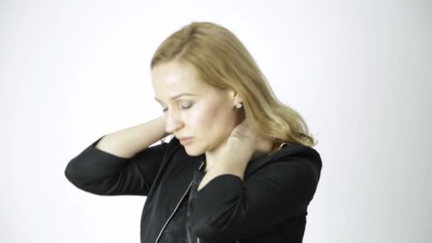 Trabajadora de oficina masajeándose el cuello. dolor en el cuello y la cabeza — Vídeos de Stock
