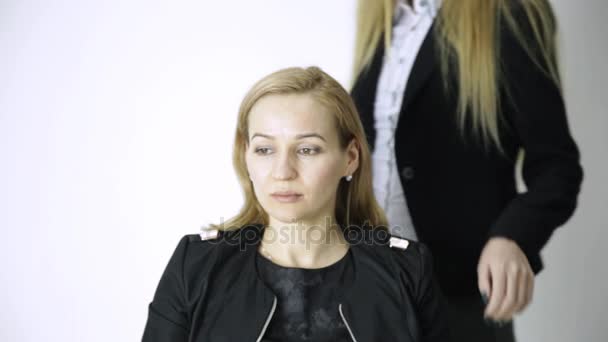 Молода жінка масажує плечі колеги після тривалої роботи на ПК — стокове відео