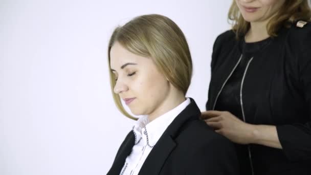 Zakenvrouw zijn collega schouders en nek te masseren na een lange werk in kantoor — Stockvideo