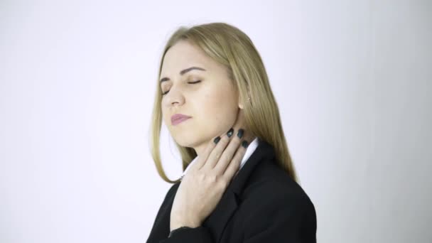 Empresária massageando seus ombros colega e pescoço depois de um longo trabalho no escritório — Vídeo de Stock