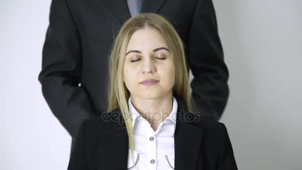 Zakenman hem vrouwelijke collega schouders en nek masseren na een lange werk in office — Stockvideo