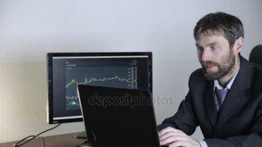 Döviz Alım Satım grafikteki değişiklikleri izlerken tüccar laptop arıyorum. Borsası'nda çalışmak.