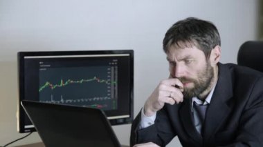 Döviz Alım Satım grafikteki değişiklikleri izlerken tüccar laptop arıyorum. Borsası'nda çalışmak.