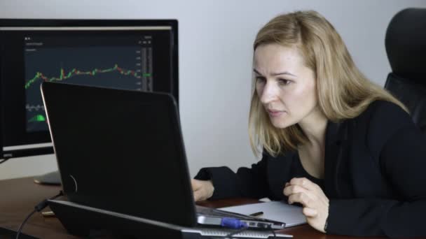 Trabaja en una bolsa de valores. Mujer de negocios viendo los cambios en el gráfico de cambio de divisas — Vídeos de Stock