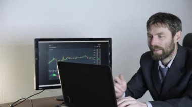 tüccar Kripto Menkul Kıymetler Borsası laptop üzerinde çalışıyor. işadamı exchange Döviz Alım Satım grafik, bilgisayar monitörü izlemek