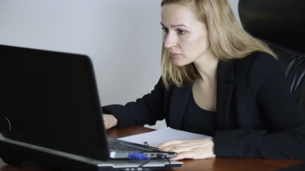 Geschäftsfrau am Laptop im Büro. Arbeit an einer Krypto-Börse — Stockvideo