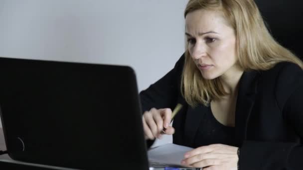 Geschäftsfrau am Laptop im Büro. Arbeit an einer Krypto-Börse — Stockvideo