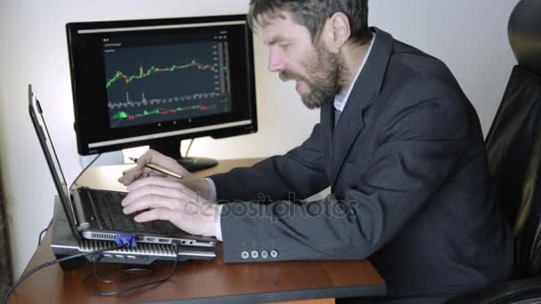 Trader yang mengerjakan laptop di bursa saham crypto. pengusaha tetap melacak grafik pertukaran mata uang di monitor komputer — Stok Video