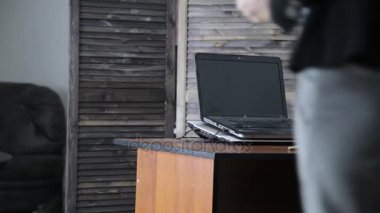 bir sekreter kalça kapma iş adamı. cinsel taciz ve ofis kötüye kavramı