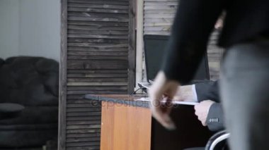büyük patron onun seksi Sekreteri kalça kapma. cinsel taciz ve ofis kötüye kavramı