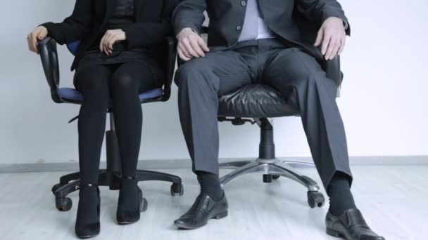 Affärsman att röra benet av kvinnlig kollega i office. sexuella trakasserier och övergrepp koncept — Stockvideo