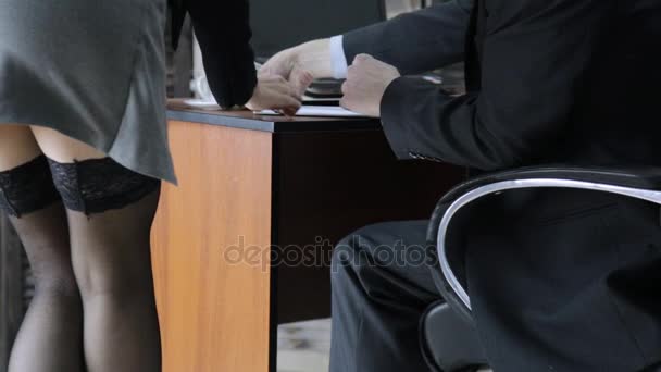 Secretaria sexy coqueteando con el jefe en el lugar de trabajo. acoso sexual y abuso de oficina — Vídeos de Stock