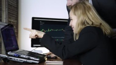 iş arkadaşlarınızla Döviz Borsası'nda değişen tartışmak. Döviz Alım Satım grafik laptop izlerken