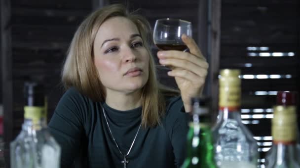 Chica rubia solitaria bebe alcohol en el bar. alcoholismo femenino, tensión social — Vídeos de Stock