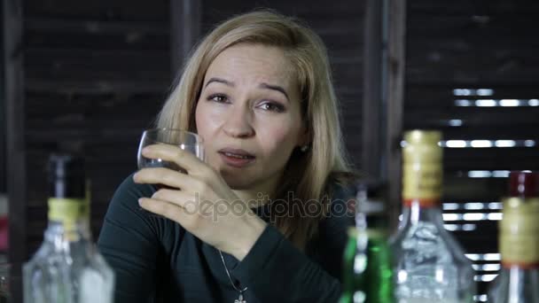 Chica rubia solitaria bebe alcohol en el bar. alcoholismo femenino, tensión social — Vídeo de stock