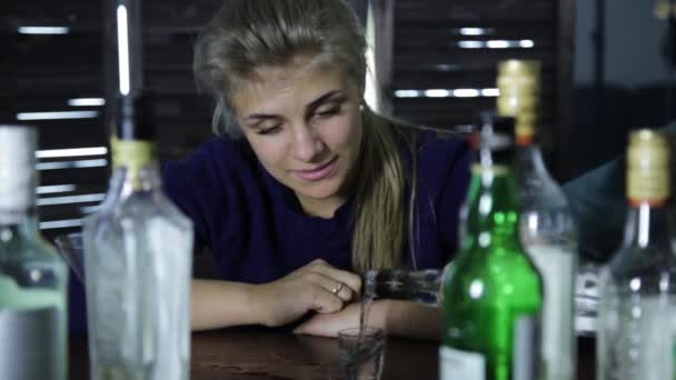 Chica rubia solitaria bebe alcohol en el bar. alcoholismo femenino, tensión social — Vídeo de stock